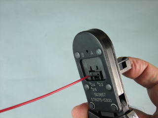 ハンドツール/手動圧着工具　極小の端子を簡単セットで圧着